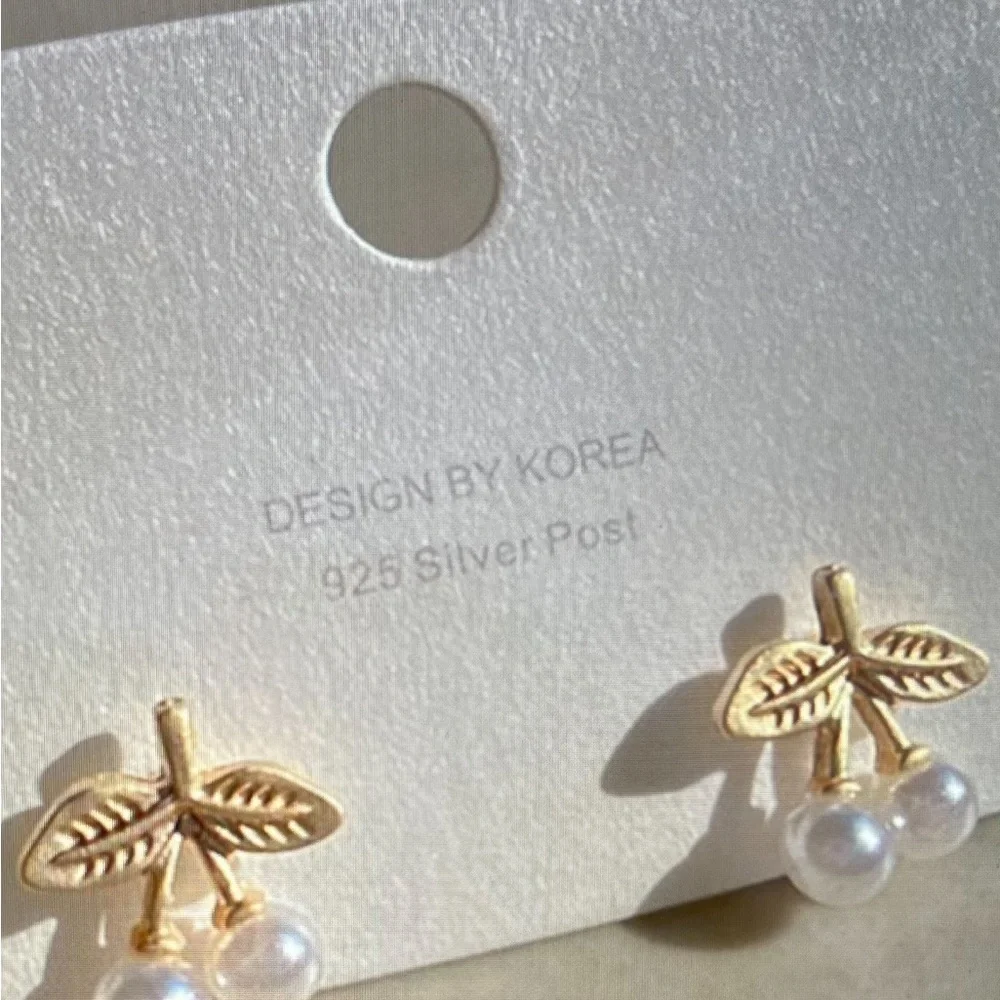 Women’s fashion jewelry, artificial pearls, gold tone leaves pierced earrings - Picture 3 of 5